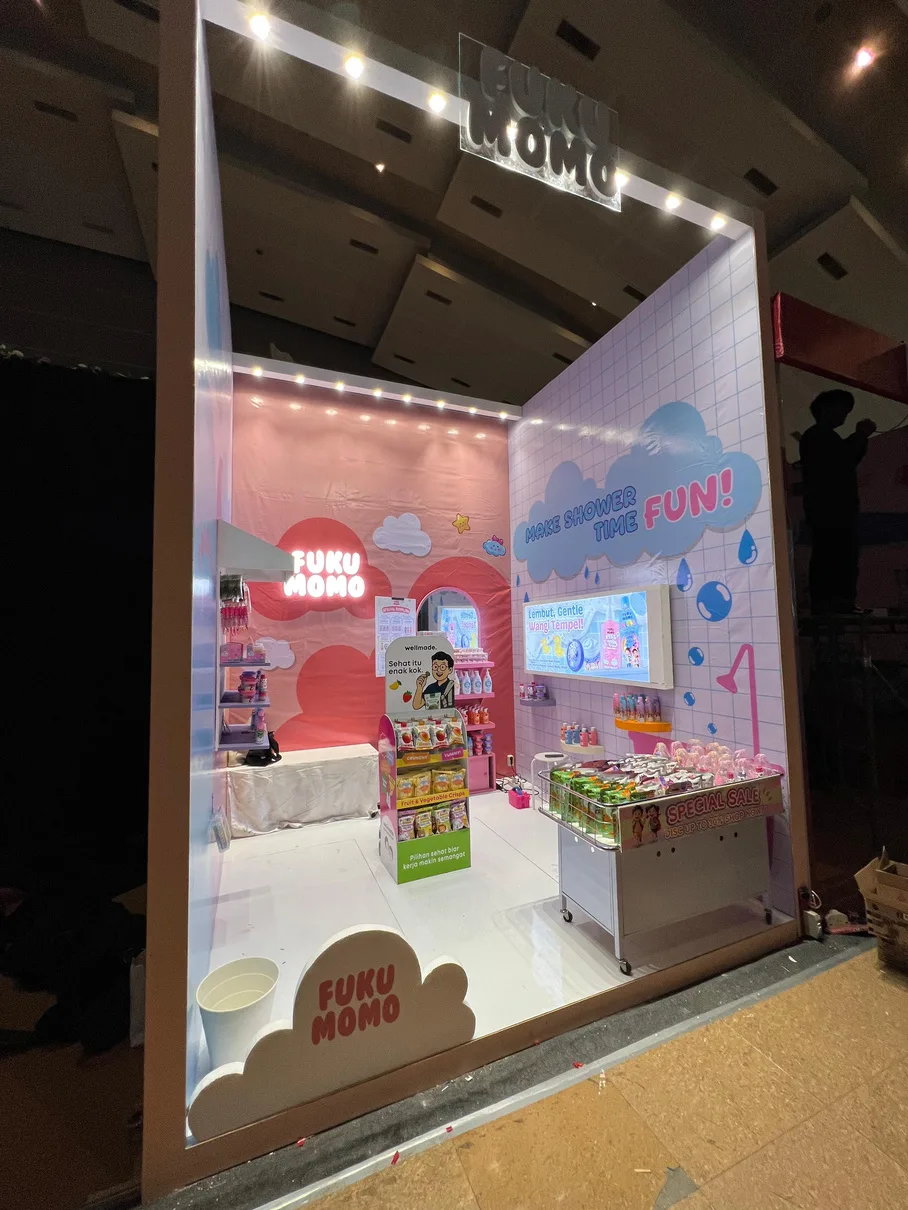 Fukumomo booth seen from the side